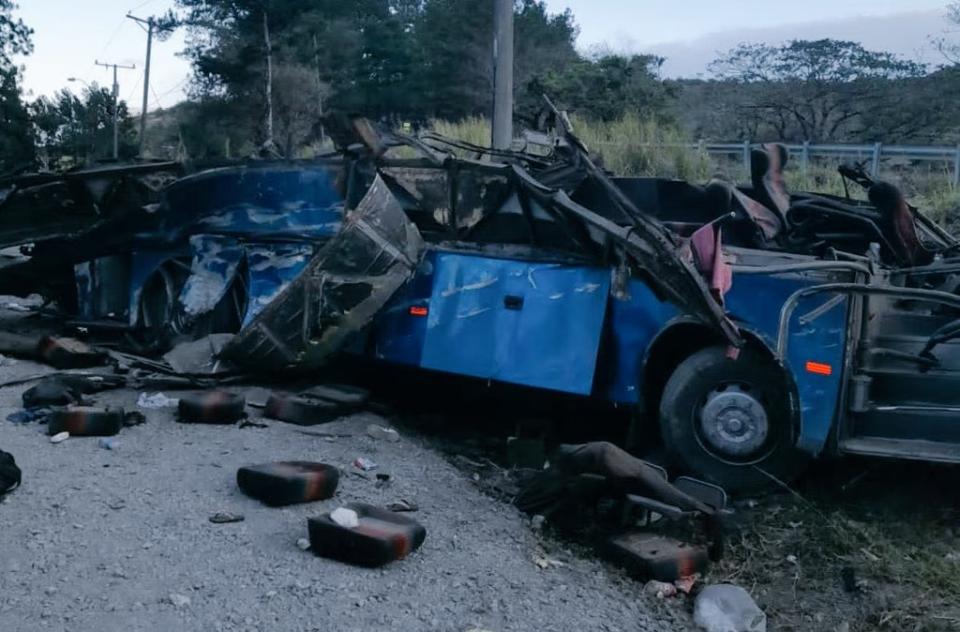 Choque de autobús deja 33 migrantes mu3rt0s