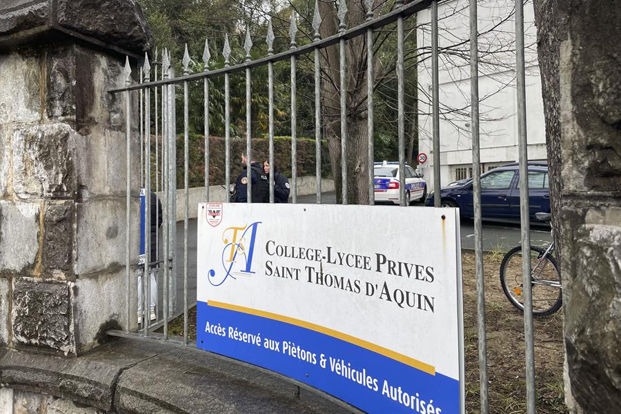Alumno apuñ4l4 a su maestra por “supuestamente” escuchar voces