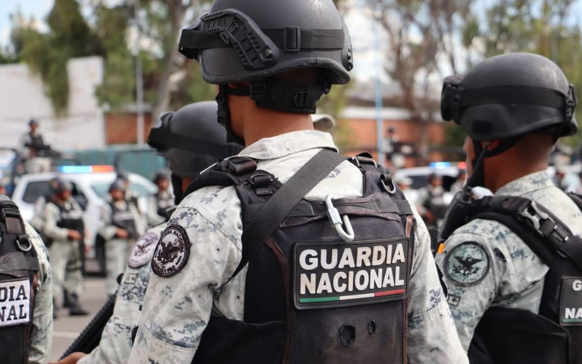 elementos de la Guardia Nacional inhalando sustancias
