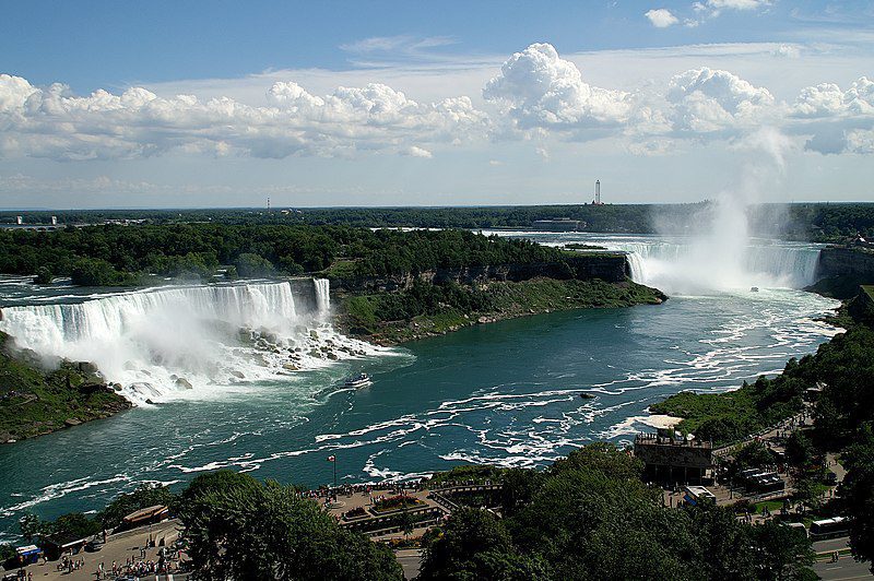 Mujer e hijo caen a las Cataratas del Niágara
