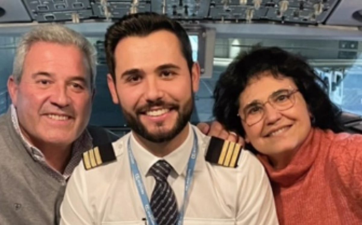 Piloto agradece a sus padres durante su primer vuelo