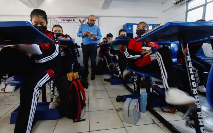 Alumnos estudian mientras hacen ejercicio en Monterrey