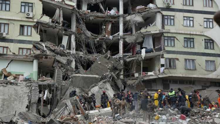 Reportan más de 11 mil mu3rt0s tras terremoto en Turquía