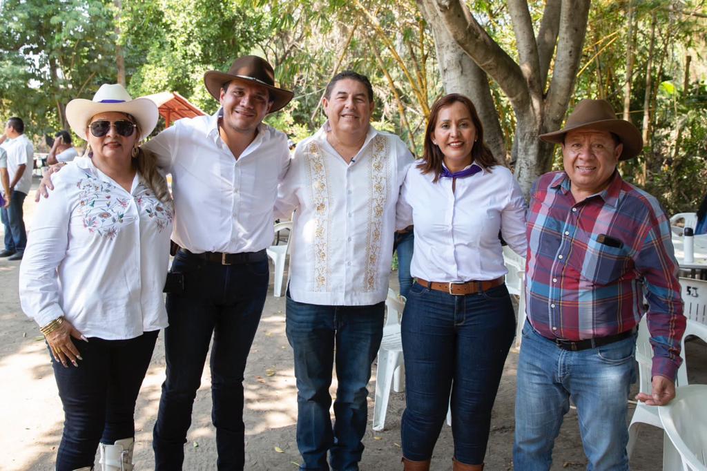 Participa Víctor Mercado en primera cabalgata de mujeres