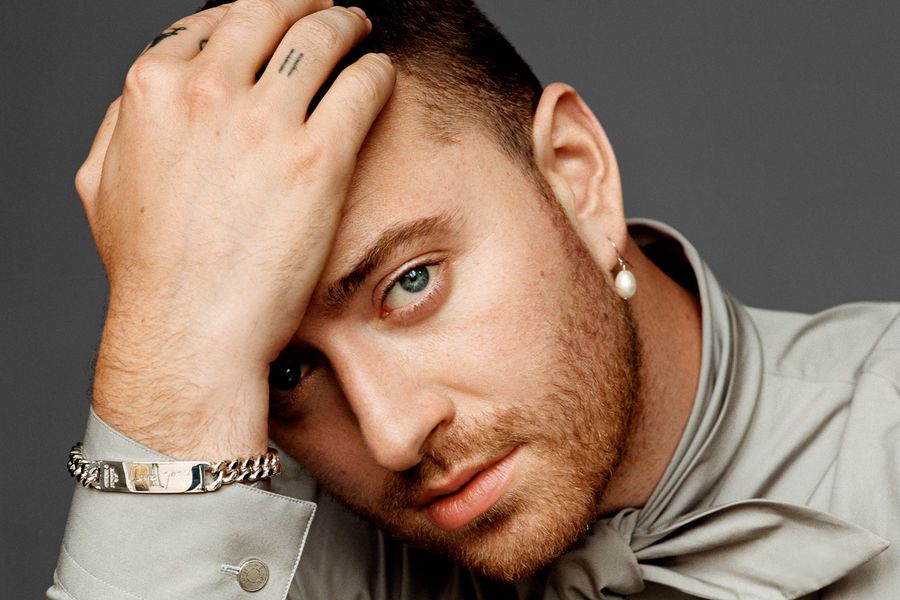 Critican a Sam Smith por posar de manera extravagante para una revista