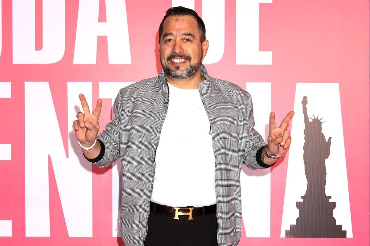 “El Borrego Nava” se desnuda durante show en vivo y lo atacan en redes sociales