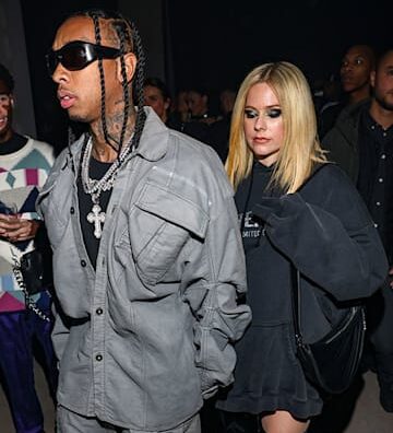 Avril Lavigne y Tyga confirman su relación con apasionado beso