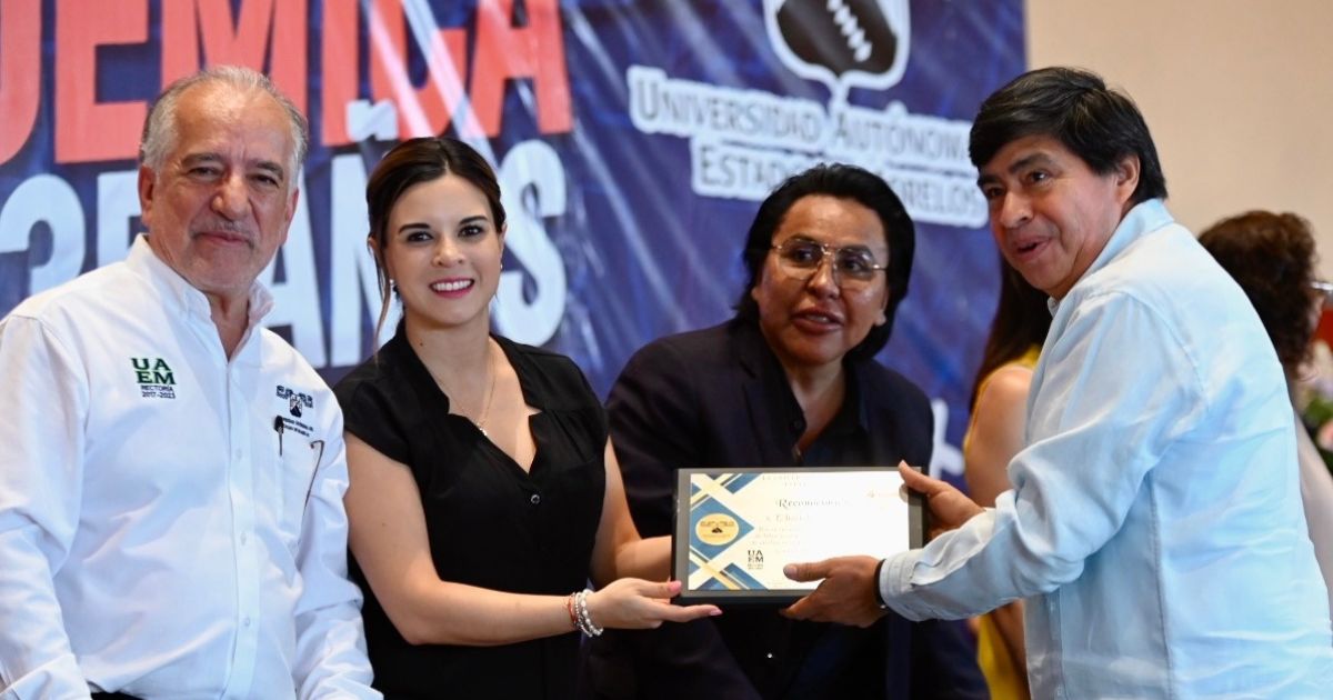 Reconocen años de servicio de maestras y maestros de la UAEM