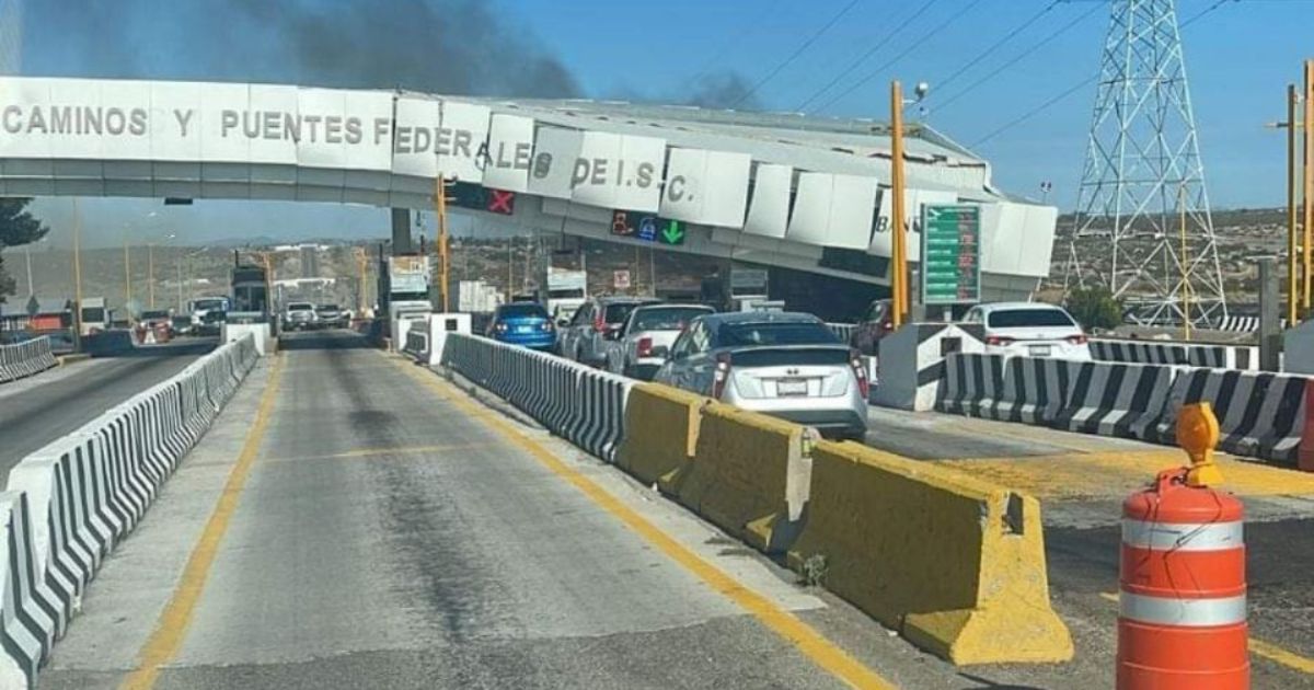 Camión se impacta en caseta “El Hongo” dejando una persona sin vida