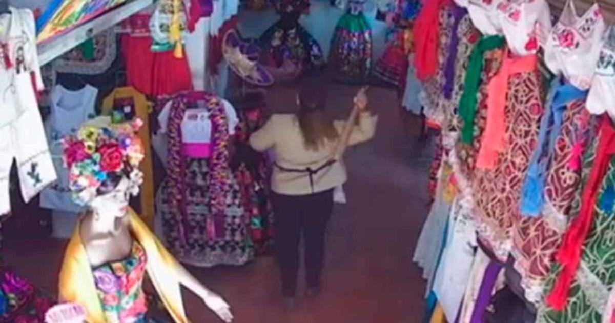 Mujer golpea a abuelita en Michoacan