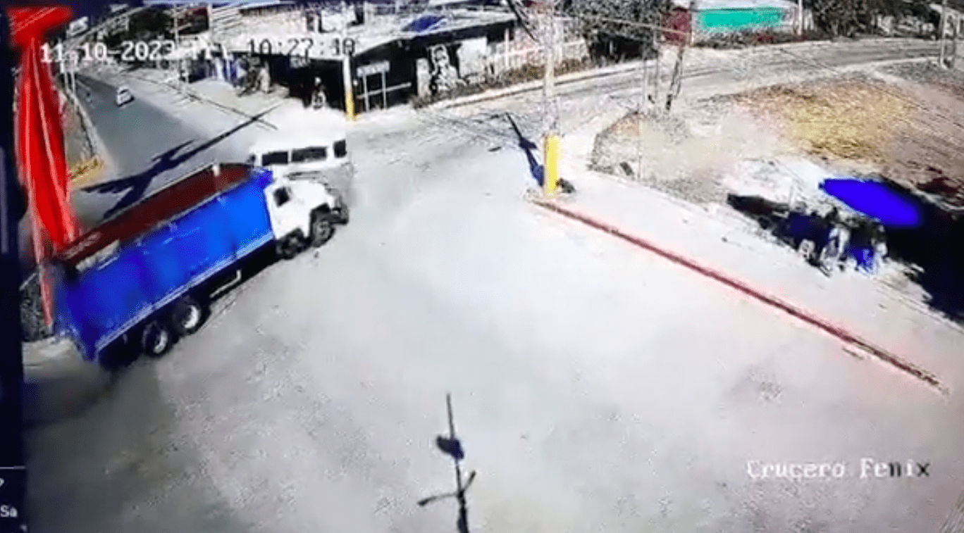 Muere viejito tras accidente entre transporte público y camión cañero en Jojutla