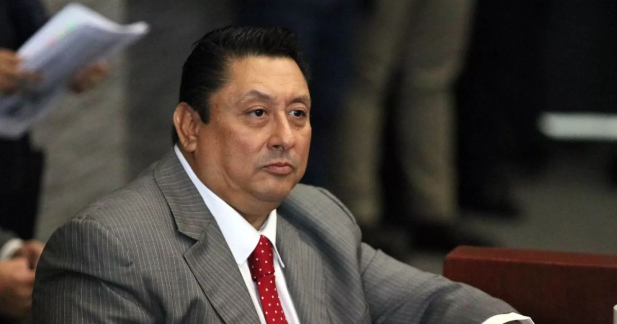 Quitan fuero a Uriel Carmona