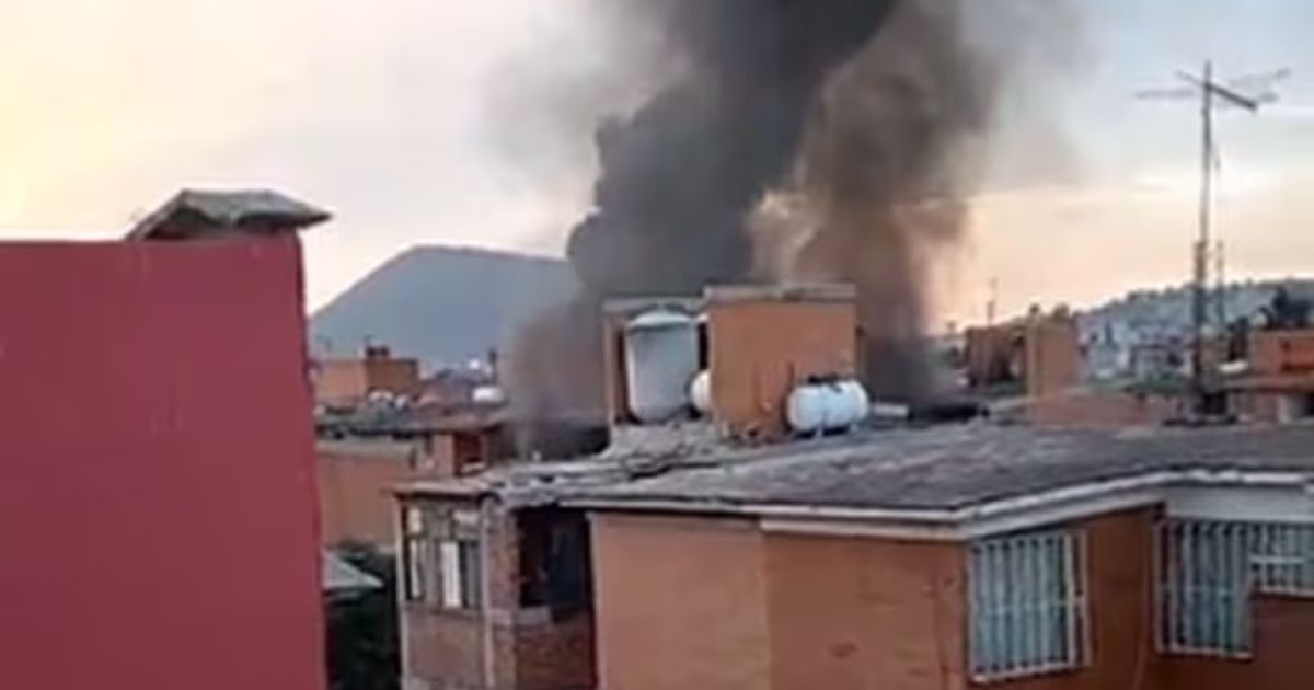 Se registra incendio en unidad habitacional en Edomex