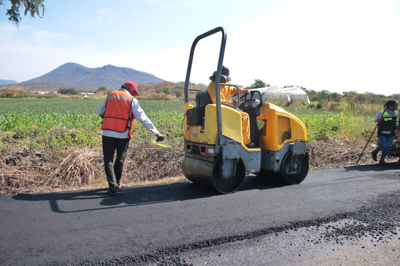 Supervisan etapa final de la pavimentación en carretera Huitchila-Los Anonos