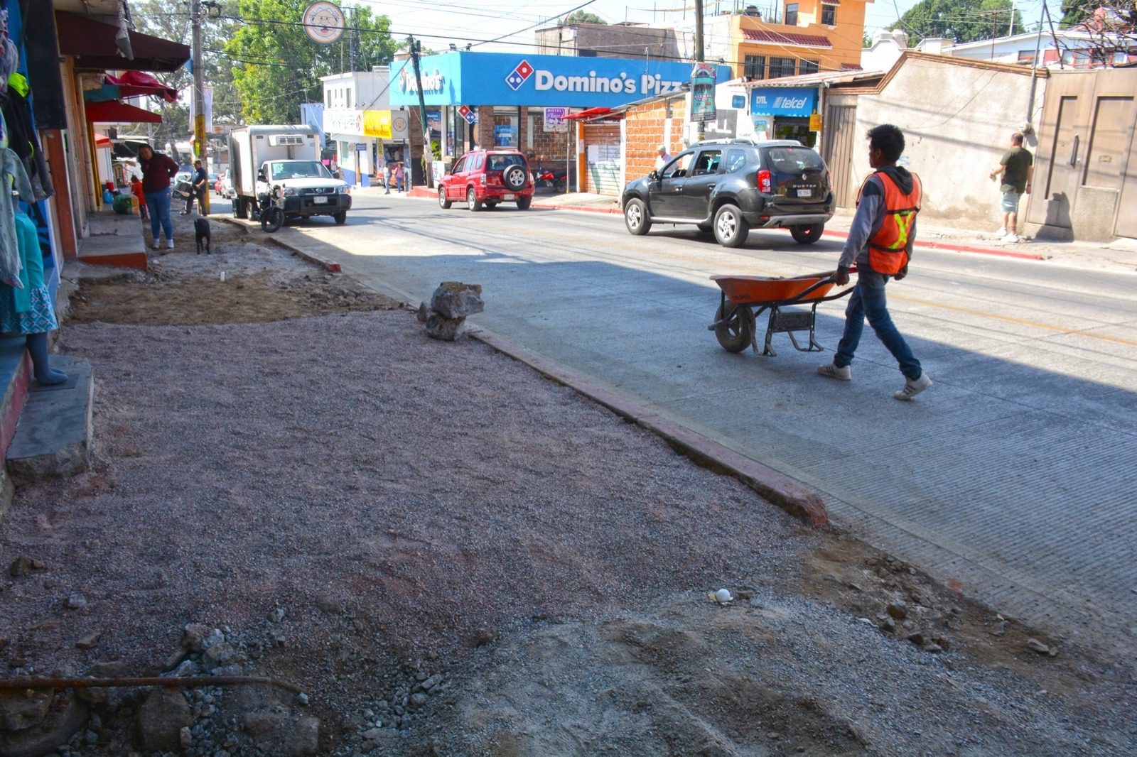 Sustituyen banquetas y guarniciones en Avenida Universidad