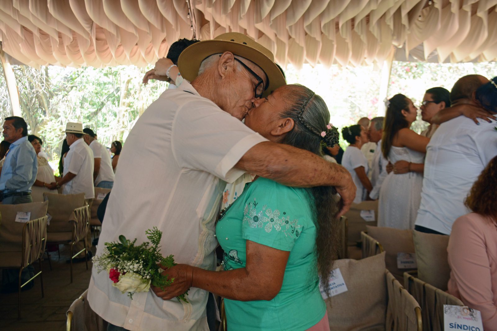 Más de cien parejas se casan en boda colectiva de CUERNAVACA