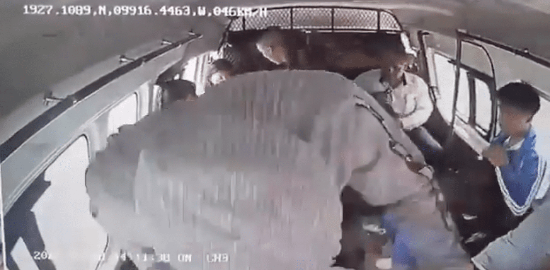 (VIDEO) Estudiante suplica a ladrones que no le quiten su mochila