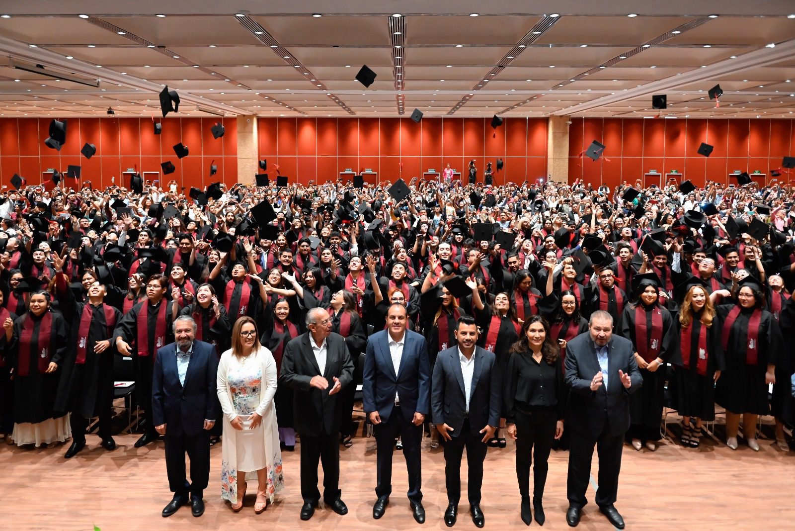 Cuauhtémoc Blanco preside la graduación de Ingeniería y Licenciatura de la UTEZ