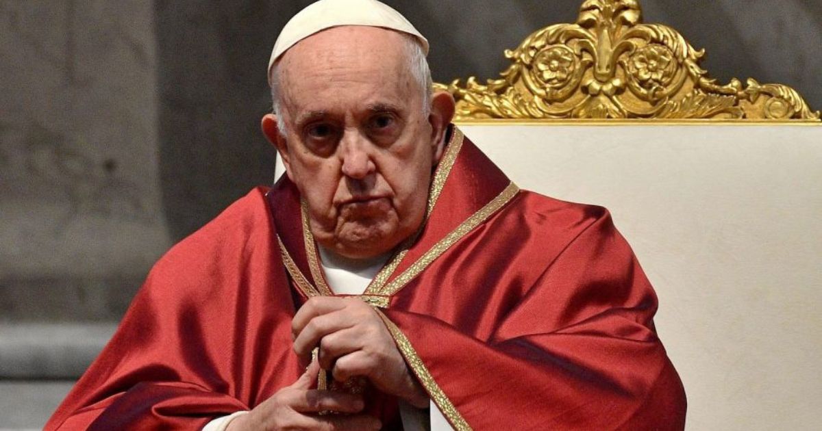 Papa Francisco presenta “ligera mejoría”