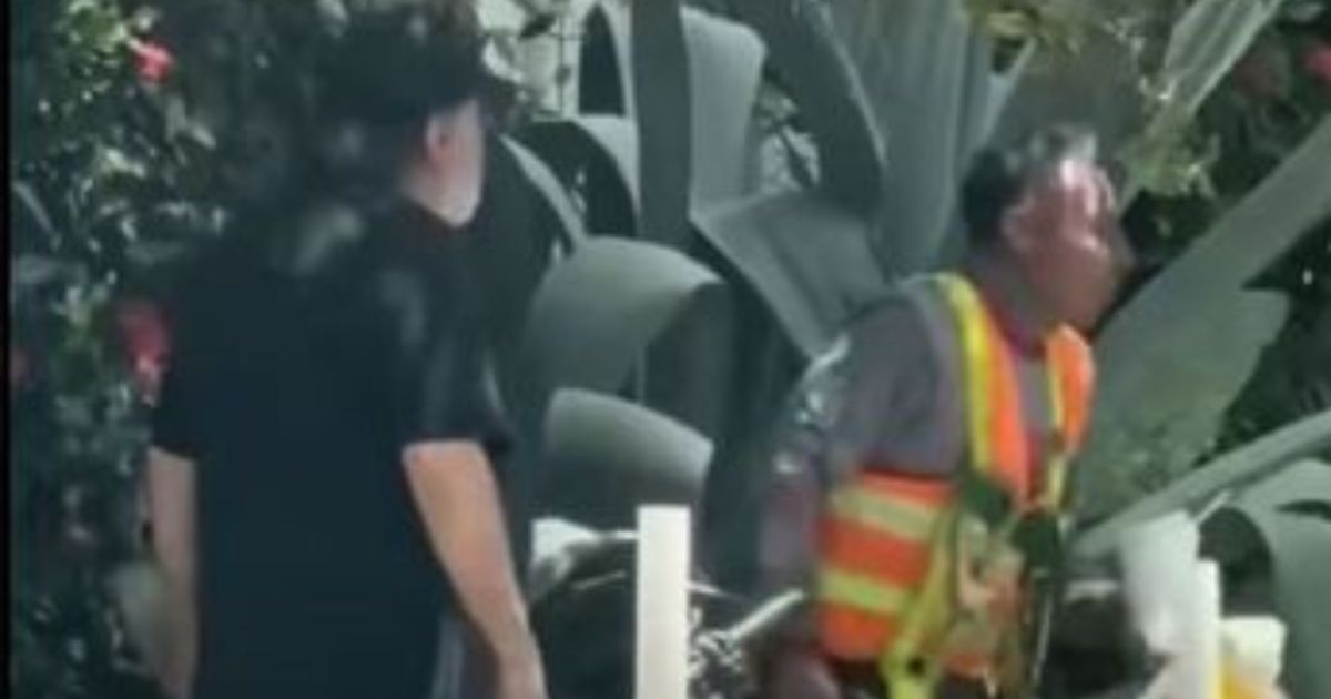 Gringo corre a albañil que comía en una banqueta y mexicanos organizan carne asada fuera de su casa