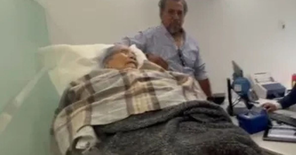 Banco exige a abuelita a ir en camilla a la sucursal