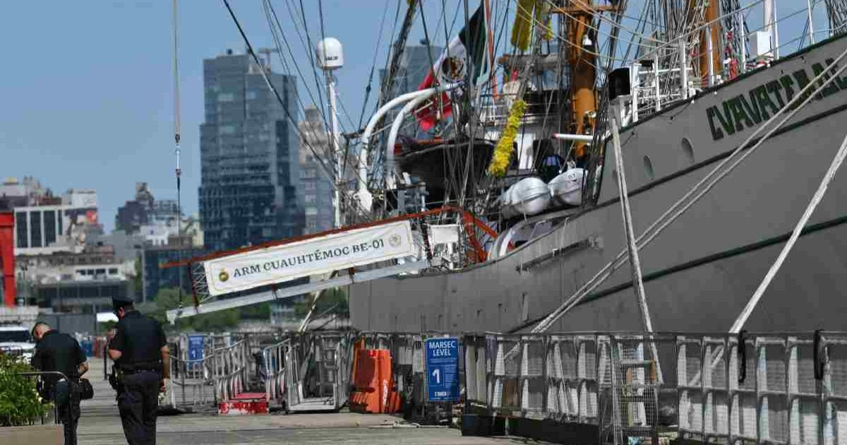Buque Escuela Cuauhtémoc es trasladado al astillero de Brooklyn para evaluarlo