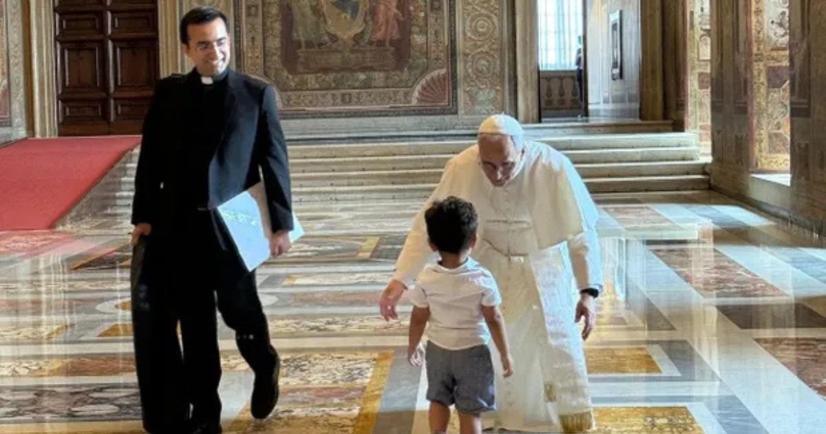 Menor irrumpe en audiencia privada del Papa León XIV para abrazarlo