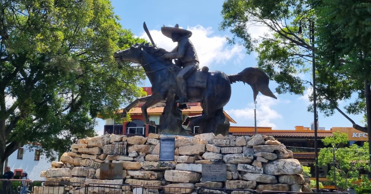 El significado de la base del monumento de Emiliano Zapata