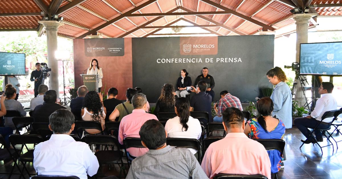 En Morelos, el 12.6 por ciento de los estudiantes de nivel medio superior abandonan sus estudios, mientras que en el nivel universitario la deserción alcanza el 6.6 por ciento, reveló la Secretaría de Educación estatal. Durante la presentación de un diagnóstico educativo, la titular de la dependencia, Karla Aline Herrera Alonso, detalló que la cobertura en el nivel medio superior alcanza actualmente el 81.2 por ciento, lo que representa un avance en el acceso, pero también evidencia retos persistentes en la permanencia escolar. En contraste con los índices de abandono, la secretaria destacó un dato alentador: la matrícula universitaria creció un 7.2 por ciento respecto al ciclo escolar anterior, alcanzando un total de 82 mil 561 alumnos inscritos en instituciones de educación superior. Herrera Alonso subrayó la importancia de fortalecer estrategias para combatir la deserción escolar y garantizar que más jóvenes concluyan sus estudios, especialmente en niveles clave para su desarrollo profesional.