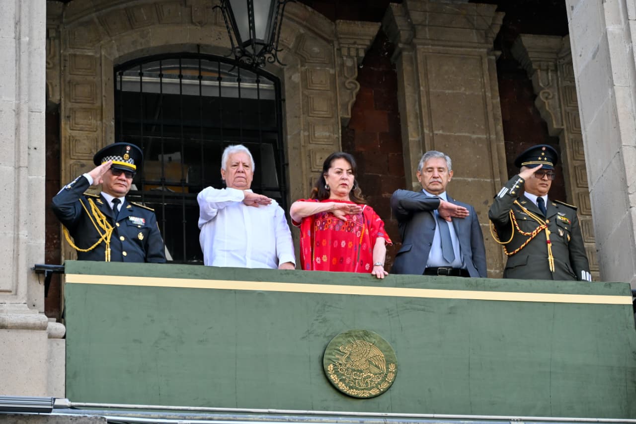 Margarita González Saravia hace historia al encabezar desfile por el 215 aniversario de la Independencia