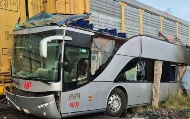 Captan el momento exacto en que tren embiste a autobús en Atlacomulco; suman 10 muertos