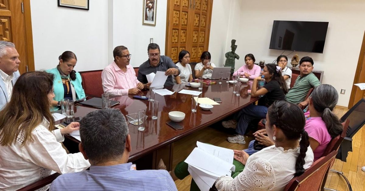 Gobernadora de Morelos recibe a estudiantes de Amilcingo