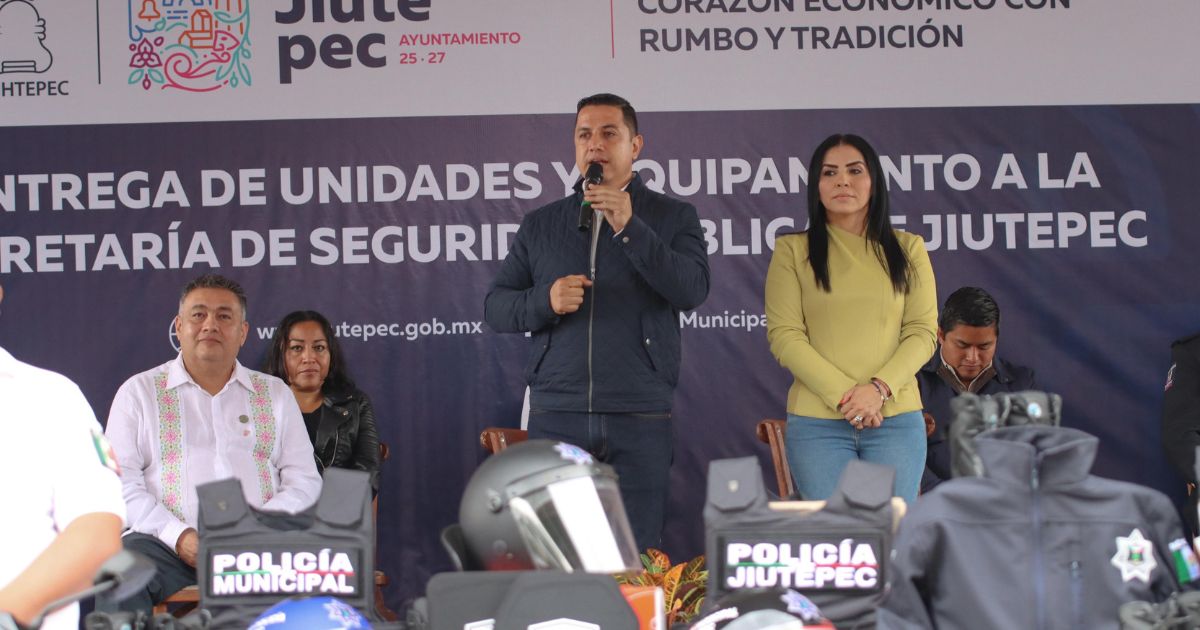 Alcalde de Jiutepec realiza entrega de equipamiento a seguridad pública