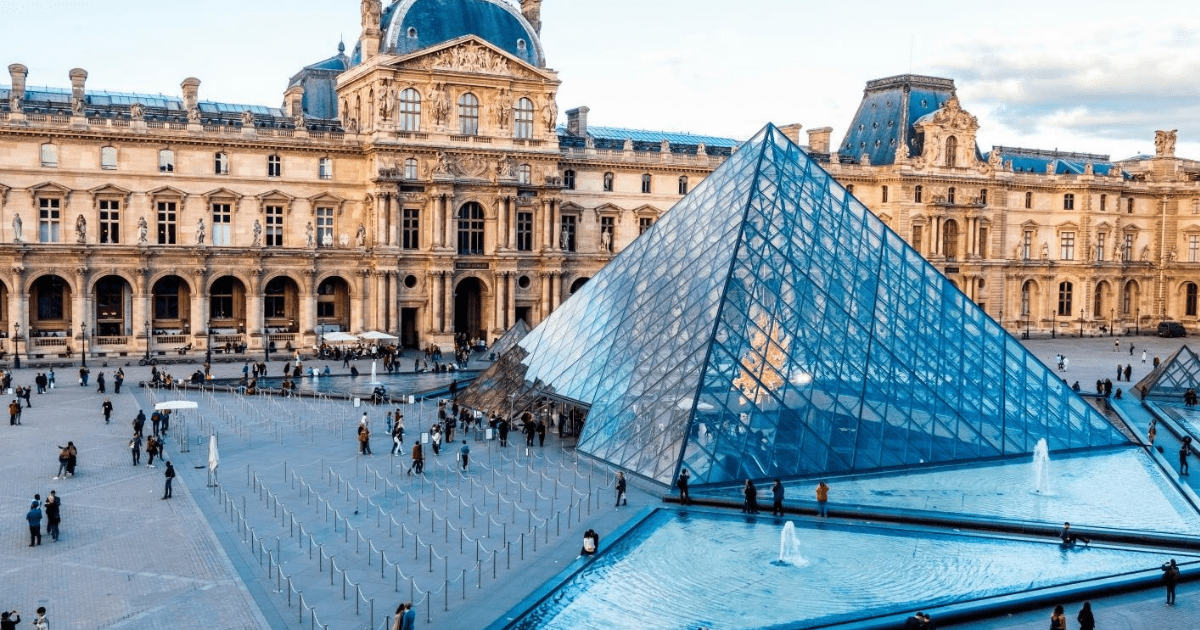 Roban joyas en el Museo de Louvre
