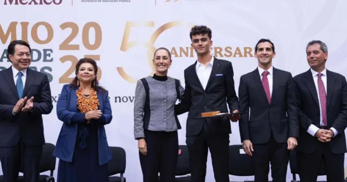 Claudia Sheinbaum entrega premio a Isaac del Toro