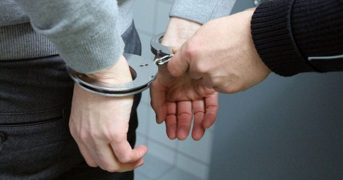Madre entrega a su hijo a la policía tras homicidio