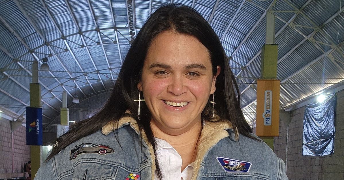 Regidora de Morena posa con armas Tepotzotlán