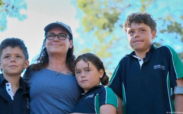 Niña nada para salvar a su familia