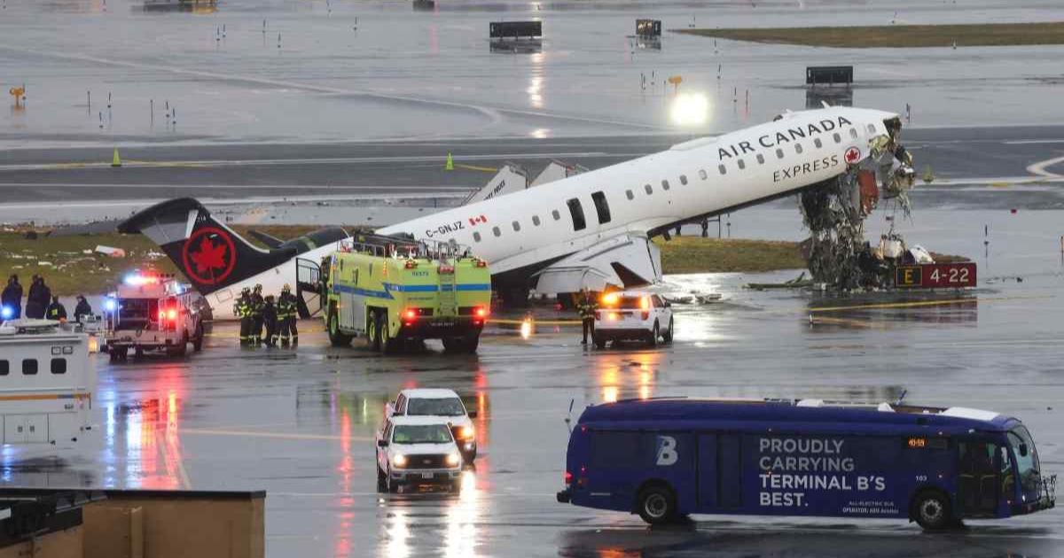 Camión de bomberos choca contra un avión en Nueva York