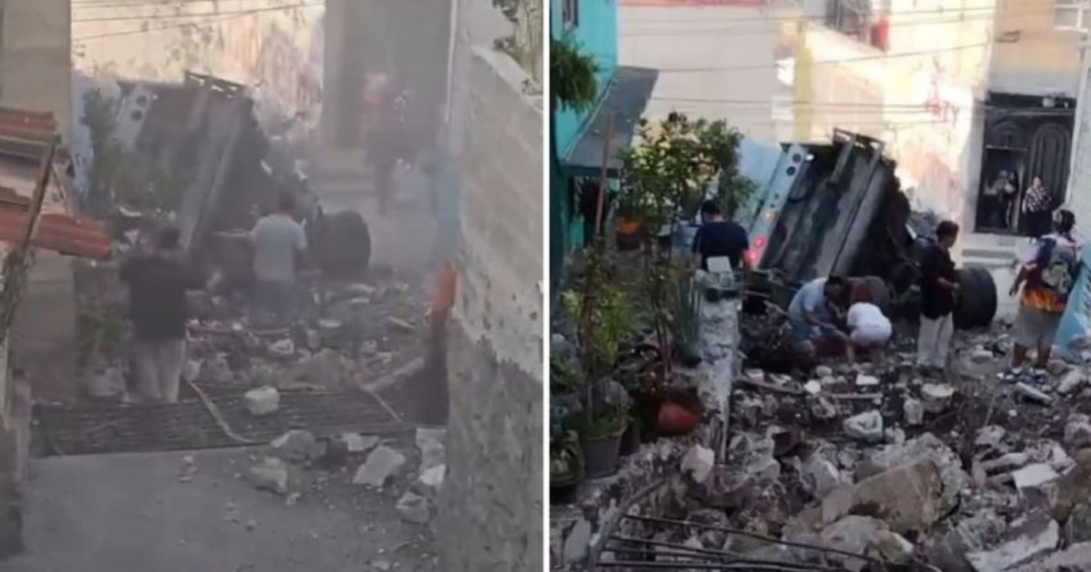 Camión de carga cae al vacío en una pendiente en Naucalpan
