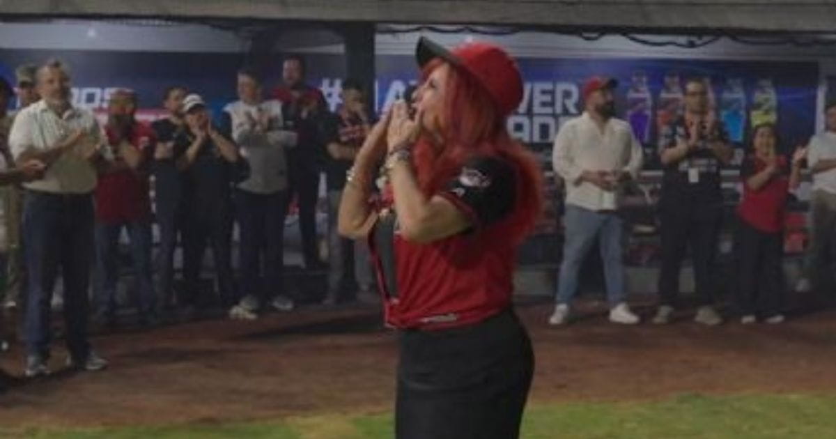 Abuchean a la gobernadora Layda Sansores en evento de béisbol