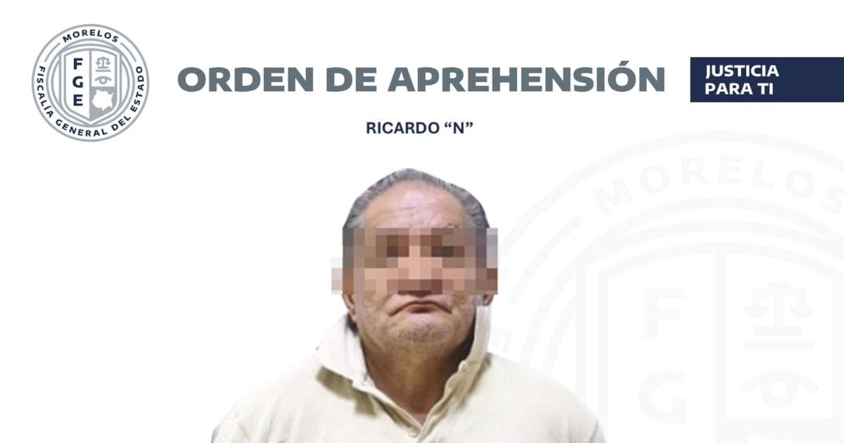 Agentes de la AIC trasladan a un detenido por tentativa de feminicidio en Cuernavaca, Morelos