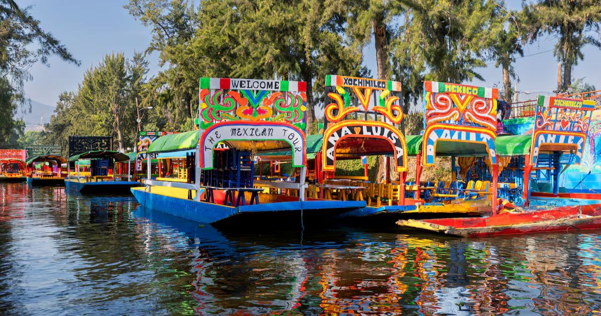 Captan a turistas nudistas en trajinera de Xochimilco