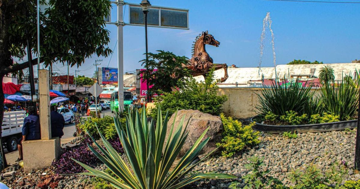 Trabajos de jardinería y limpieza en la Glorieta de los Caballitos, Cuernavaca, Morelos