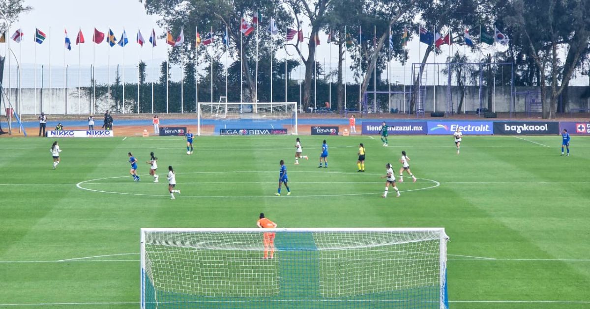 Aficionados en las tribunas del Estadio Centenario durante el partido Cruz Azul contra Pumas, Cuernavaca, Morelos