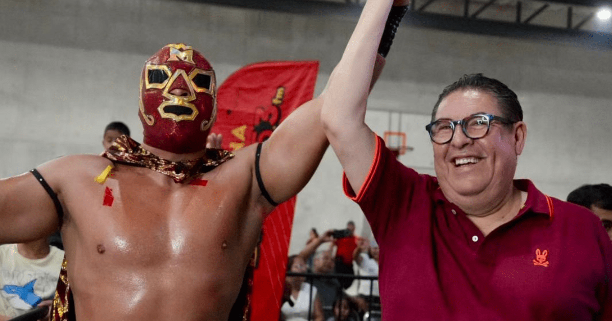 El Senador Víctor Mercado asiste a función de lucha libre en Temixco