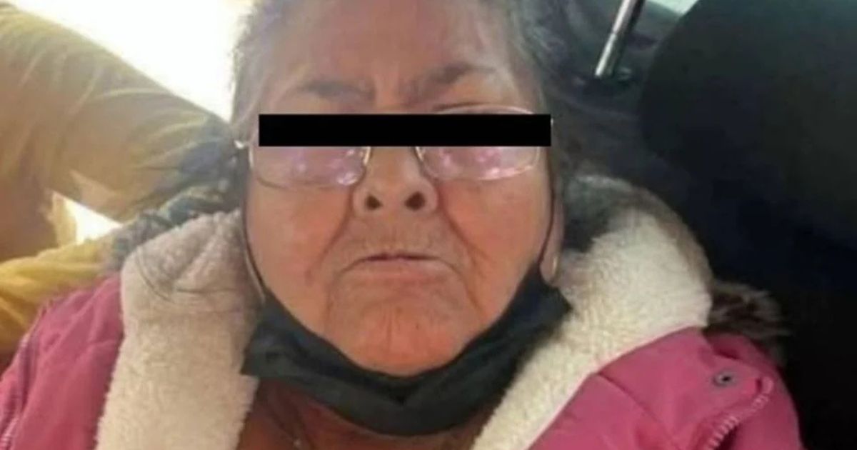 Doña Carlota sale del penal de Chalco
