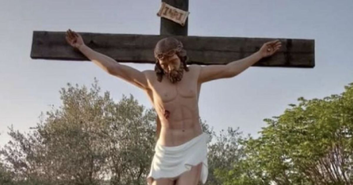 Soldado israelí destruye figura de Jesucristo
