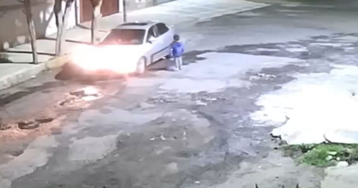 Hombre baja del auto a su hijo y lo abandona en Tlalpan