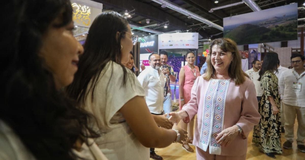 Margarita González Saravia en la inauguración del pabellón de Morelos en el Tianguis Turístico, Acapulco, Morelos